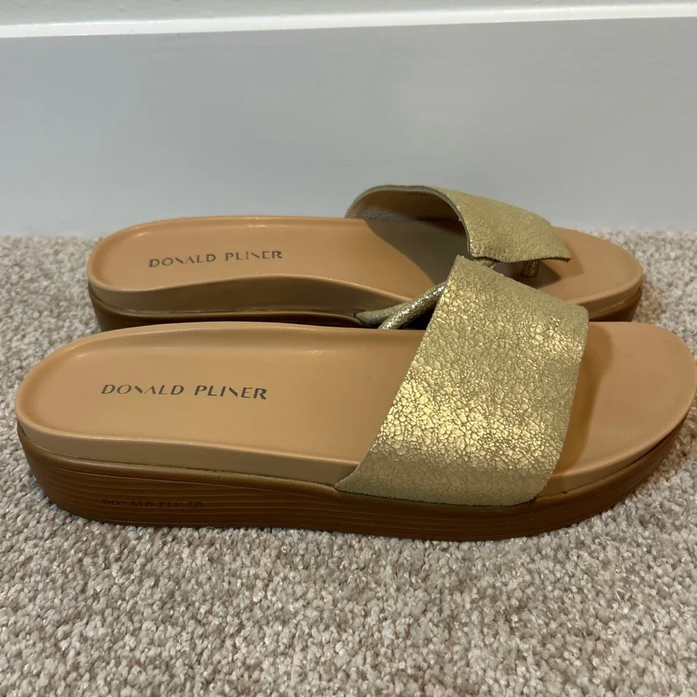 Donald Pliner Fifi Women‎ Gold Metallic Textured Wedge Thong Sandals Size 9.5